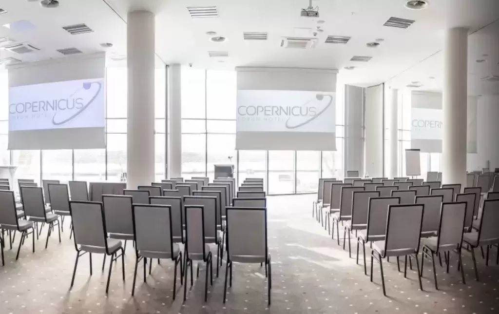 Jakie obiekty w p&oacute;łnocno-centralnej Polsce posiadają przestrzenie konferencyjne dla 300 gości?