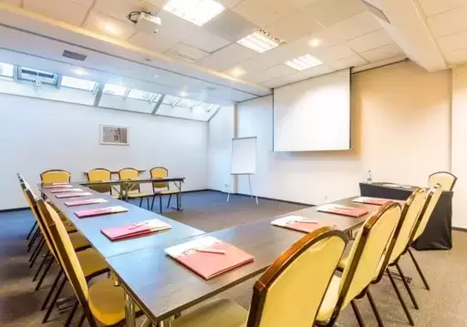 Kt&oacute;re sale w otoczeniu lubuskich las&oacute;w i jezior pomieszczą około 100 uczestnik&oacute;w?