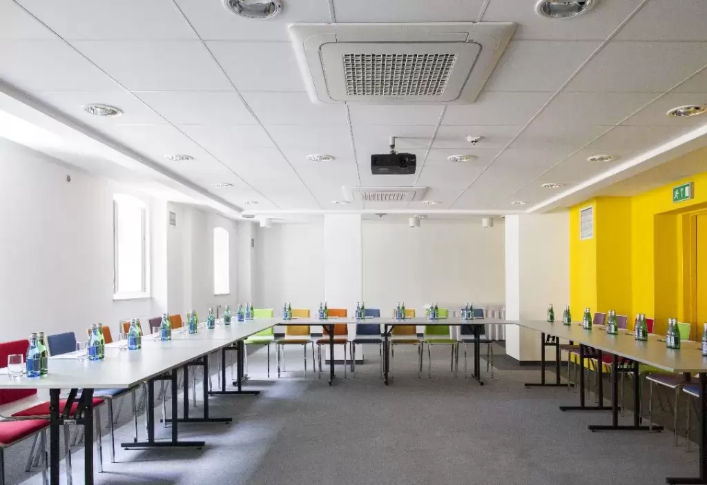 Kt&oacute;re hotele konferencyjne w okolicach Łodzi posiadają sale konferencyjne na 100 os&oacute;b?