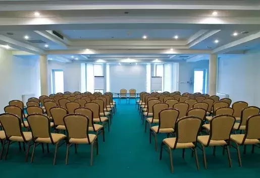 Kt&oacute;re hotele konferencyjne w pobliżu Parku Krajobrazowego Wzniesień Ł&oacute;dzkich posiadają sale konferencyjne na 200 os&oacute;b?