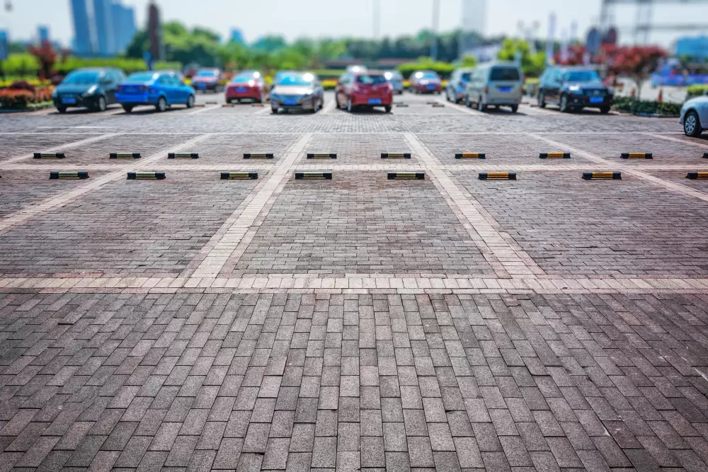 Jakie hotele konferencyjne w wojew&oacute;dztwie małopolskim posiadają własny parking?