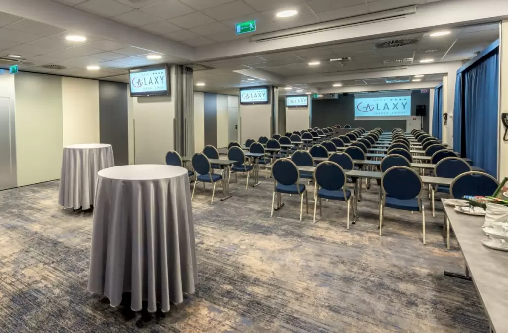 Kt&oacute;re ośrodki na spotkania biznesowe w małopolskich stronach posiadają sale konferencyjne na 100 os&oacute;b?