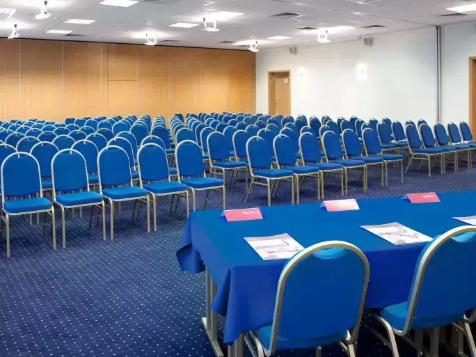 Kt&oacute;re hotele na szkolenia&nbsp;w spokojnym i zielonym regionie Opolszczyzny posiadają sale konferencyjne na 300 os&oacute;b?