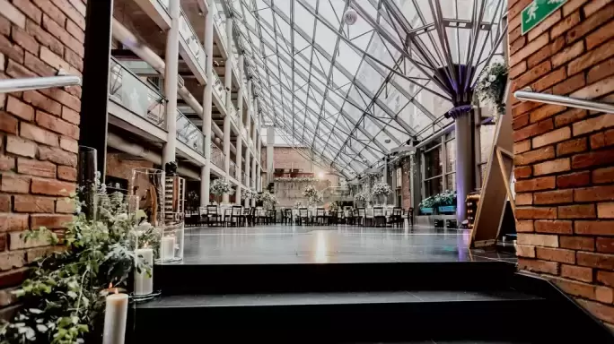 Kt&oacute;re hotele konferencyjne na pograniczu Jury Krakowsko-Częstochowskiej i Wyżyny Śląskiej posiadają sale konferencyjne na 100 os&oacute;b?