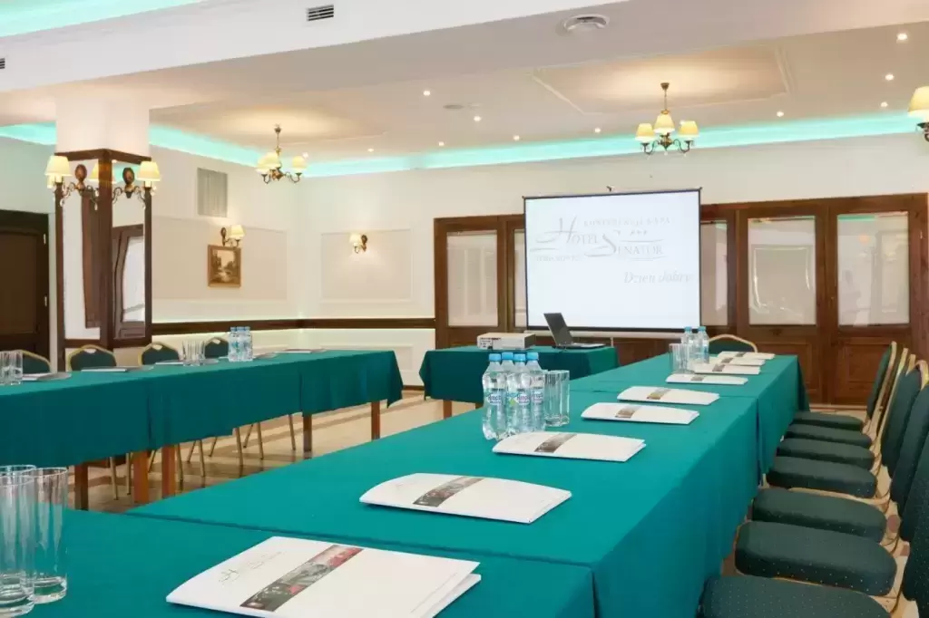 Które hotele konferencyjne w tym województwie posiadają sale konferencyjne na 100 osób?