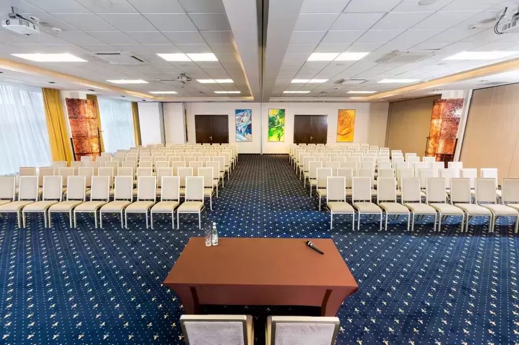 Które hotele konferencyjne w rejonie Gór Świętokrzyskich posiadają sale konferencyjne na 300 osób?