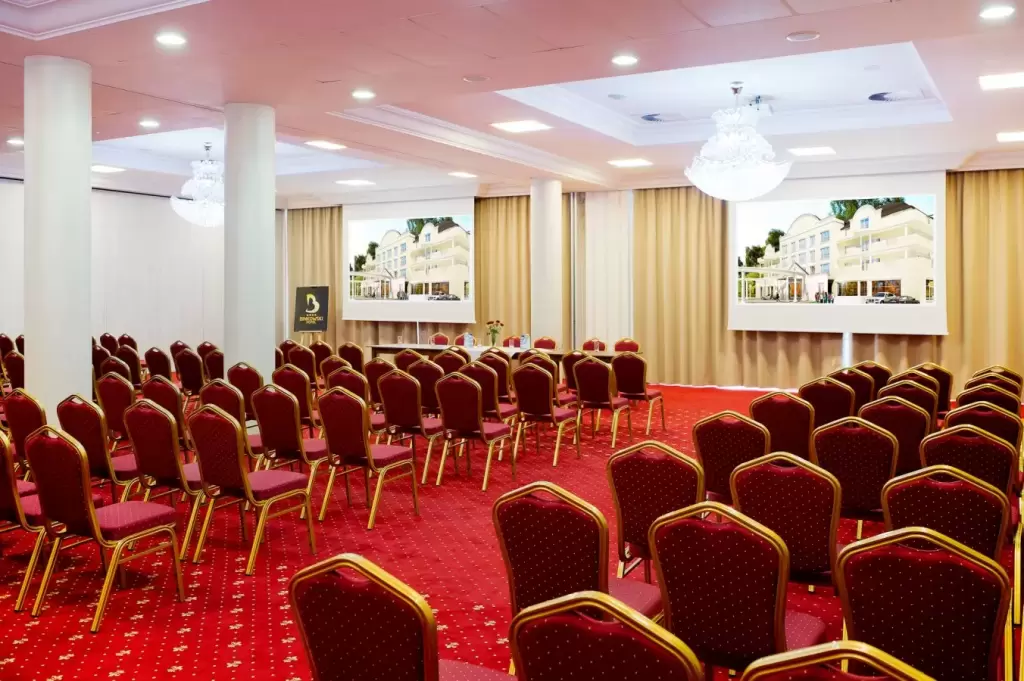 Które hotele konferencyjne w okolicach Kielc posiadają sale konferencyjne na 200 osób?