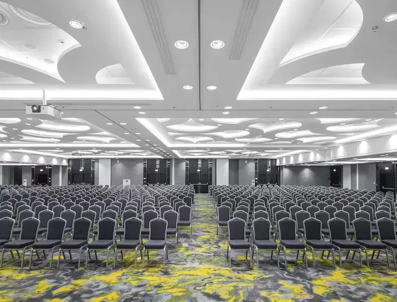 Które hotele konferencyjne w zachodniopomorskich stronach posiadają sale konferencyjne na 100 osób?