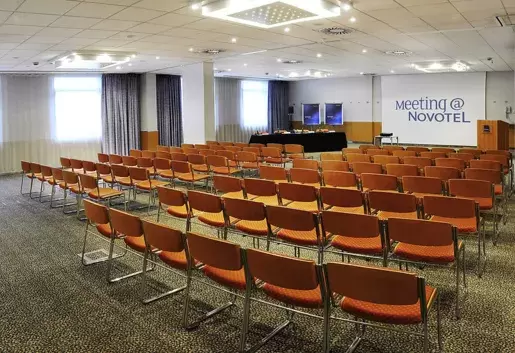 Które hotele konferencyjne w otoczeniu plaż, jezior i lasów Pomorza Zachodniego posiadają sale konferencyjne na 300 osób?