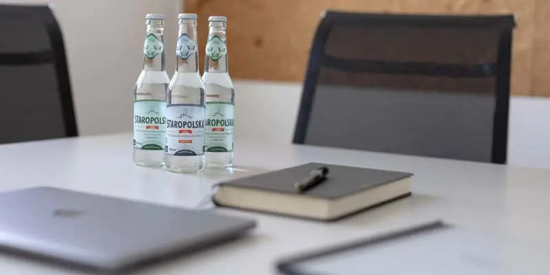 Woda w szkle - elegancki standard standard w biurach i hotelach